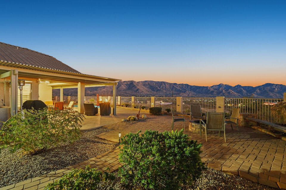 Arizona home overlooking the mountains at twilight
